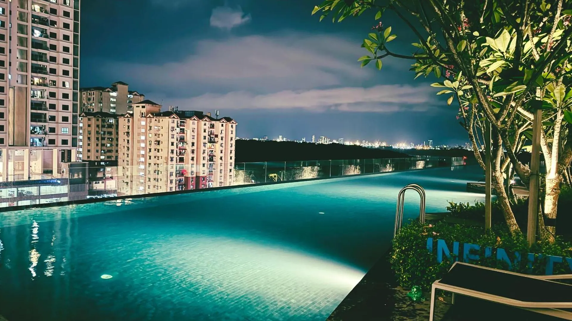 Big Family Stay Urban Large Pool & Sea View Netfix Jelutong